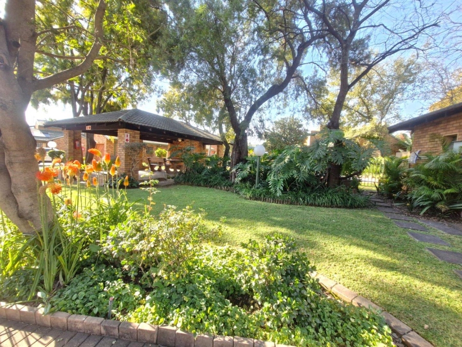 To Let 2 Bedroom Property for Rent in Meerhof North West